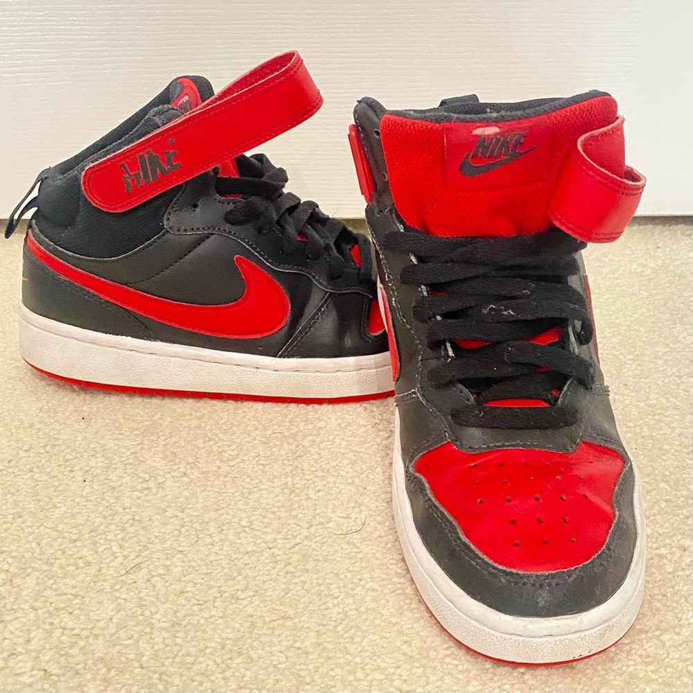 Used Kids Nike Court Borough Mid 2 in good condition size 4.5.